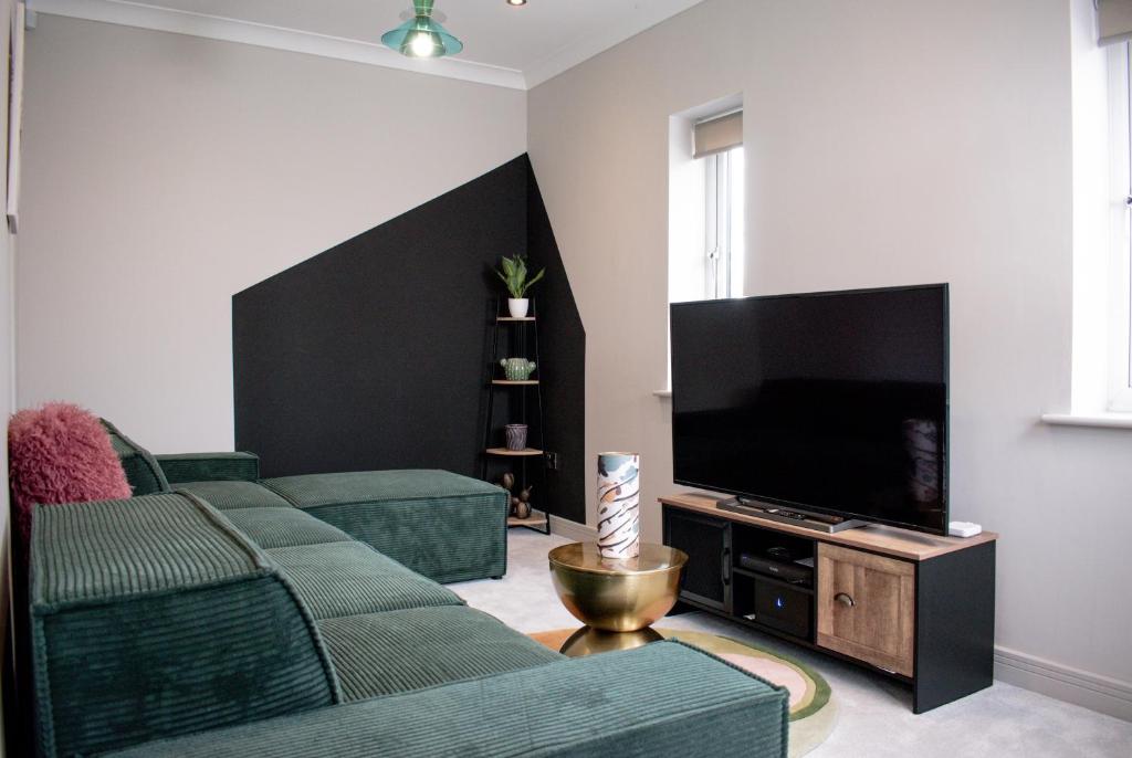 Spacious 6 bedroom House - Sleeps 11, Convenient Location, Perfect for FAMILIES 8