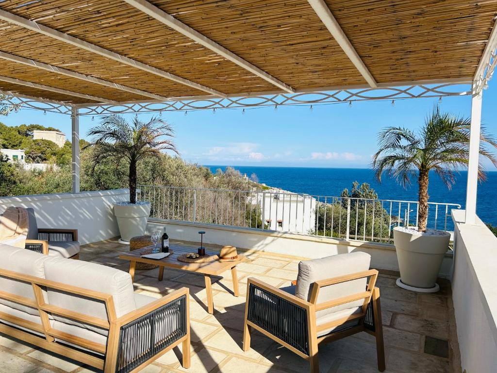d'une terrasse avec vue sur l'océan. dans l'établissement Cottage Vittoria - Marina di Novaglie, à Gagliano del Capo 41 autres photos