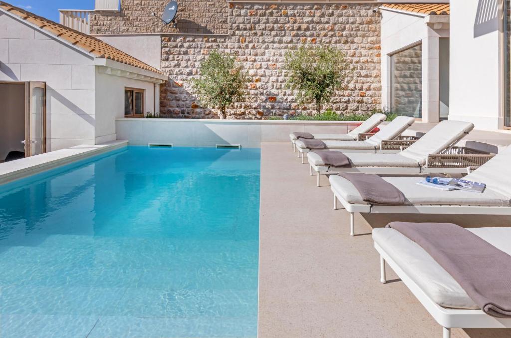 Brand New Villa Carmelita Exclusive with free Smart Car 4