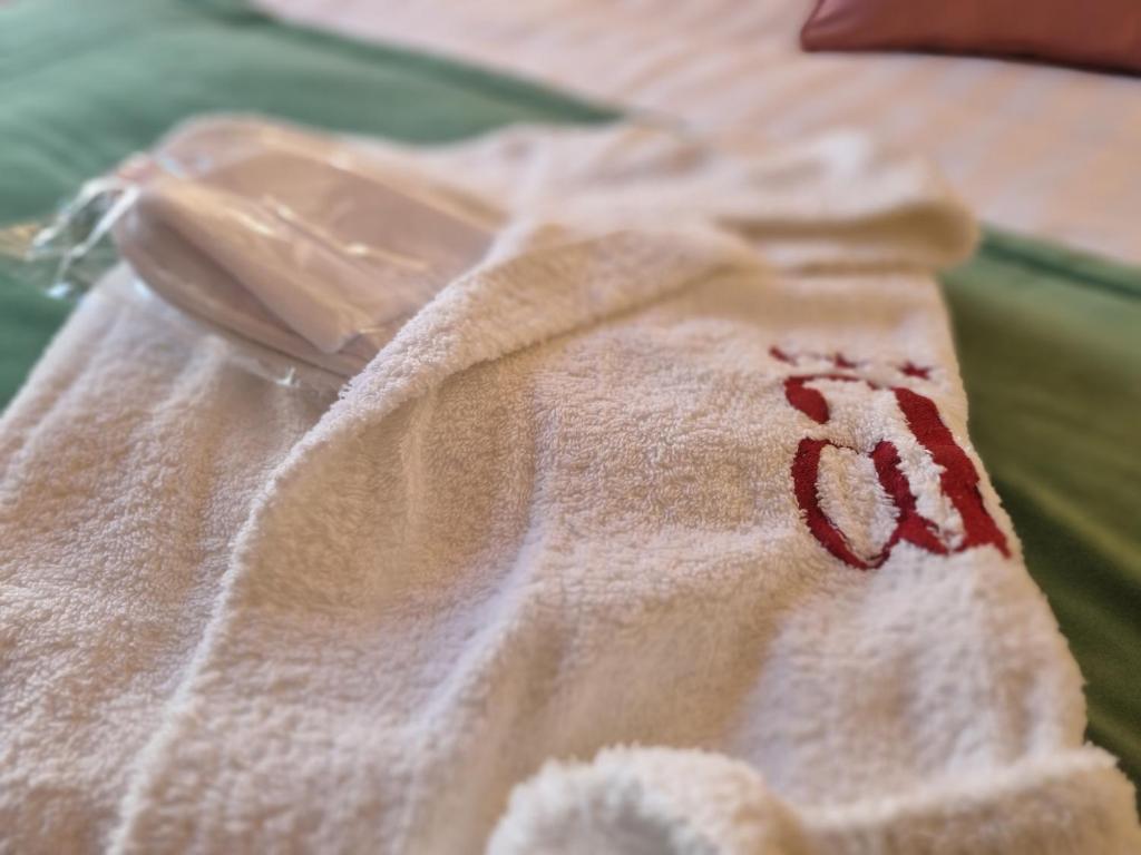 - une serviette fermée sur un lit dans l'établissement Hotel Angelini, à Rimini