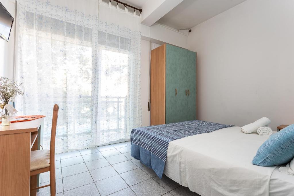 une chambre avec un lit, un bureau et une fenêtre dans l'établissement Hotel Gadames - Lunch on the Beach, à Cervia