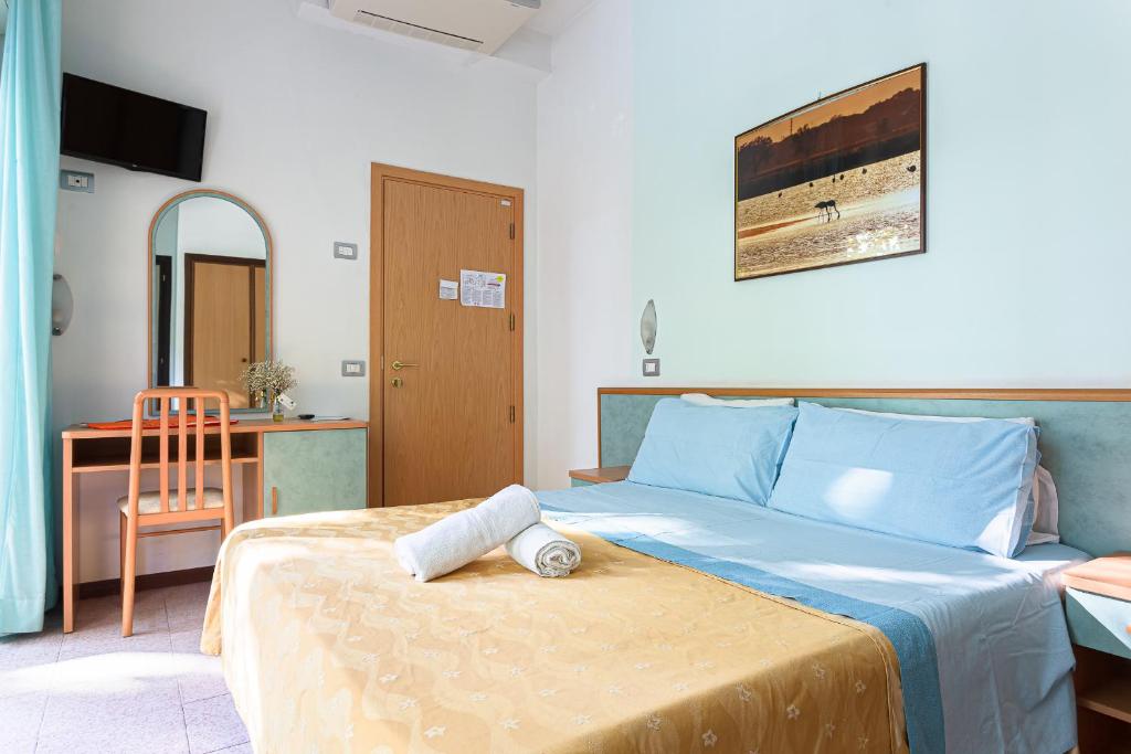 une chambre avec un lit, une table et une chaise dans l'établissement Hotel Gadames - Lunch on the Beach, à Cervia