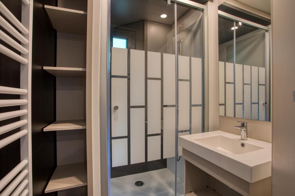 une salle de bain avec un lavabo et un miroir dans l'établissement Domaine Les Pastourels, à Veyrines-de-Domme 36 autres photos