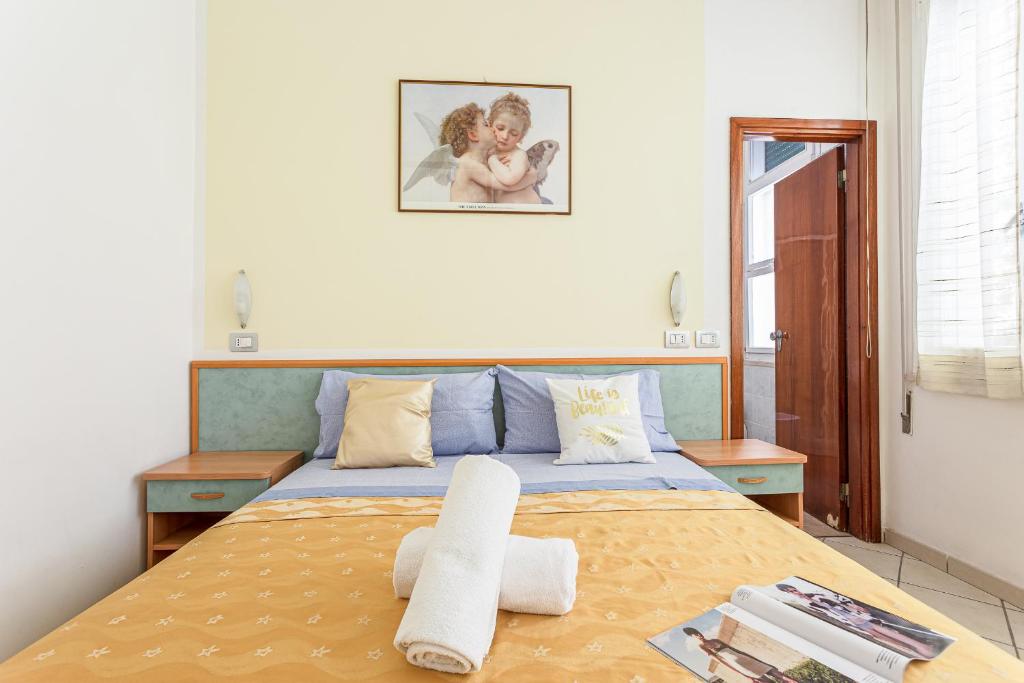 une chambre avec un lit avec une serviette dessus dans l'établissement Hotel Gadames - Lunch on the Beach, à Cervia 47 autres photos