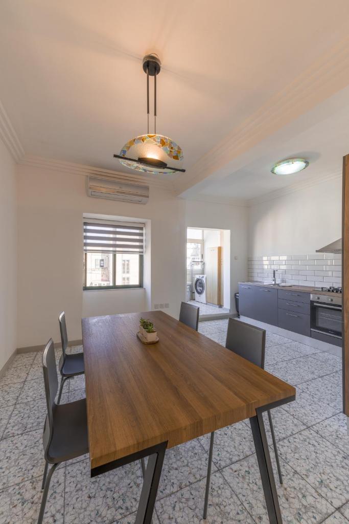 HARBOUR VIEW - Large 2BR Apartment 4
