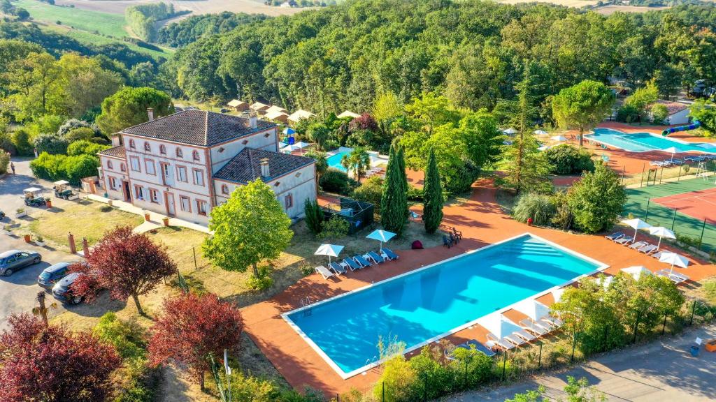 une vue aérienne d'une grande maison avec piscine dans l'établissement Mobil Home XXL 4 chambres - Camping Tarn - Domaine du Koukano, à Maurens-Scopont