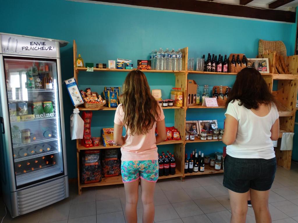 Photo de la galerie de l'établissement Mobil Home XXL 4 chambres - Camping À l'Ombre des Tilleuls, à Peyrouse