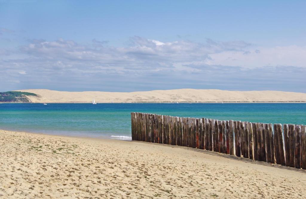 une clôture en bois sur une plage au bord de l'océan dans l'établissement Mobil-home dans camping 4 étoiles 6 à 8 personnes 40m2, à Lège-Cap-Ferret