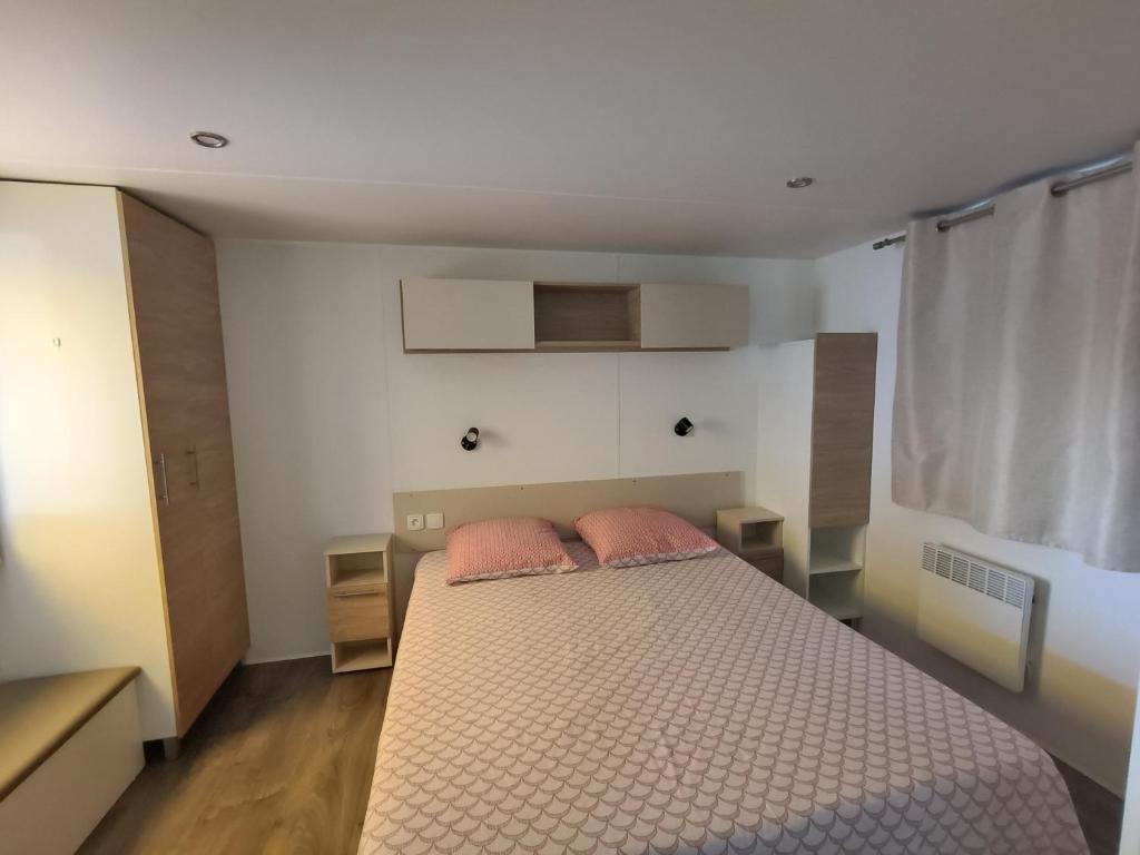 - une chambre avec un lit doté de 2 oreillers roses dans l'établissement Entre Mer et Etang !, à Canet 30 autres photos