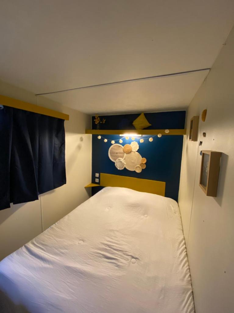 - une petite chambre avec un lit blanc dans l'établissement Mobil home confortable Gorges du Verdon, à Sainte-Croix-de-Verdon 23 autres photos