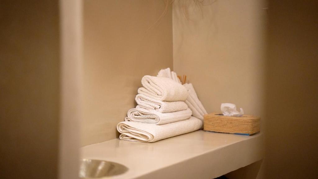 - une pile de serviettes assises au-dessus d'un lavabo dans l'établissement Riad Chambres D'Amis Marrakech, à Marrakech 37 autres photos