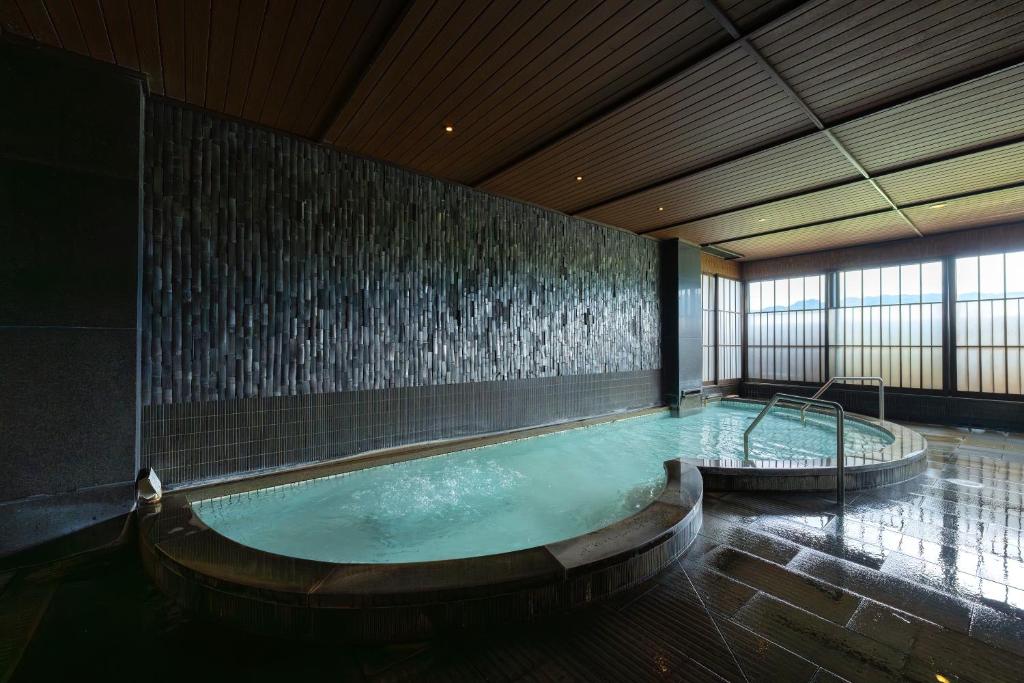 Cette grande chambre comprend : dans l'établissement Roppokan, à Asakura 23 autres photos