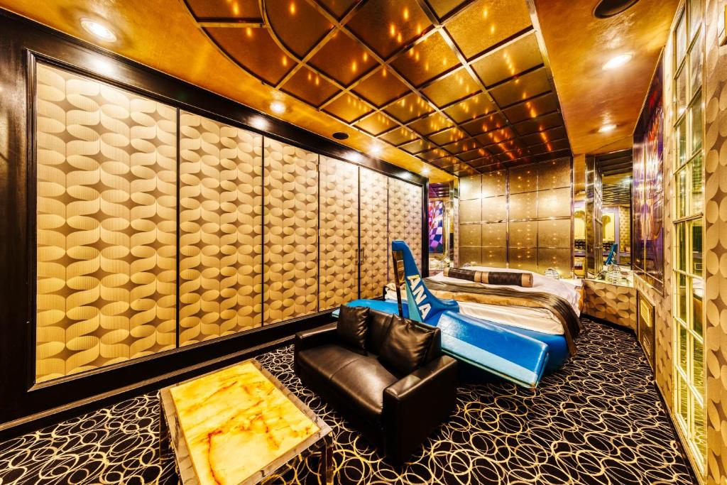une chambre avec un lit et un canapé dans une pièce dans l'établissement Hotel Liebhaber -Adult Only, à Hirakata 7 autres photos