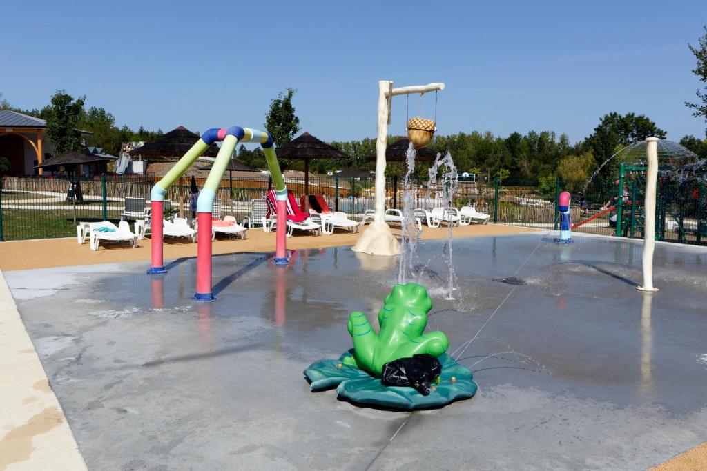 - un parc aquatique dans l'établissement Camping Campilo - Maeva, à Aubigny