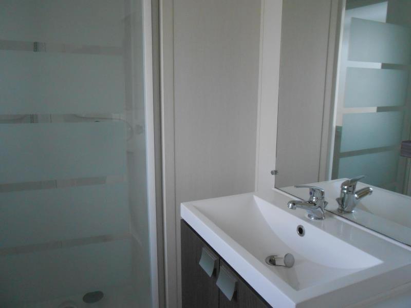 une salle de bain blanche avec un lavabo et une douche dans l'établissement Camping Le Panoramic - Maeva, à Binic