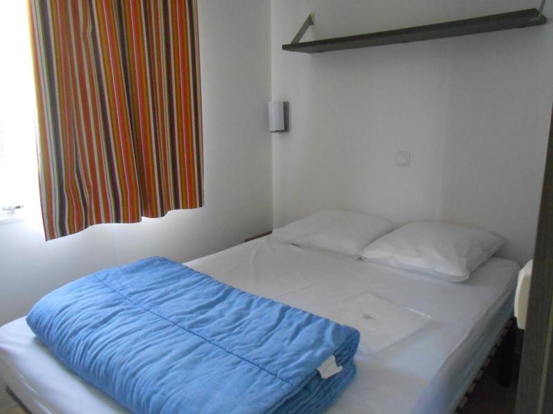 - un lit avec une couverture bleue dans l'établissement Camping Le Panoramic - Maeva, à Binic 13 autres photos