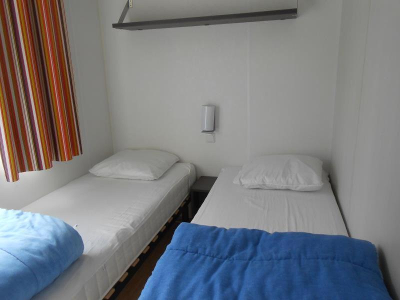 deux lits jumeaux dans une chambre avec fenêtre dans l'établissement Camping Le Panoramic - Maeva, à Binic