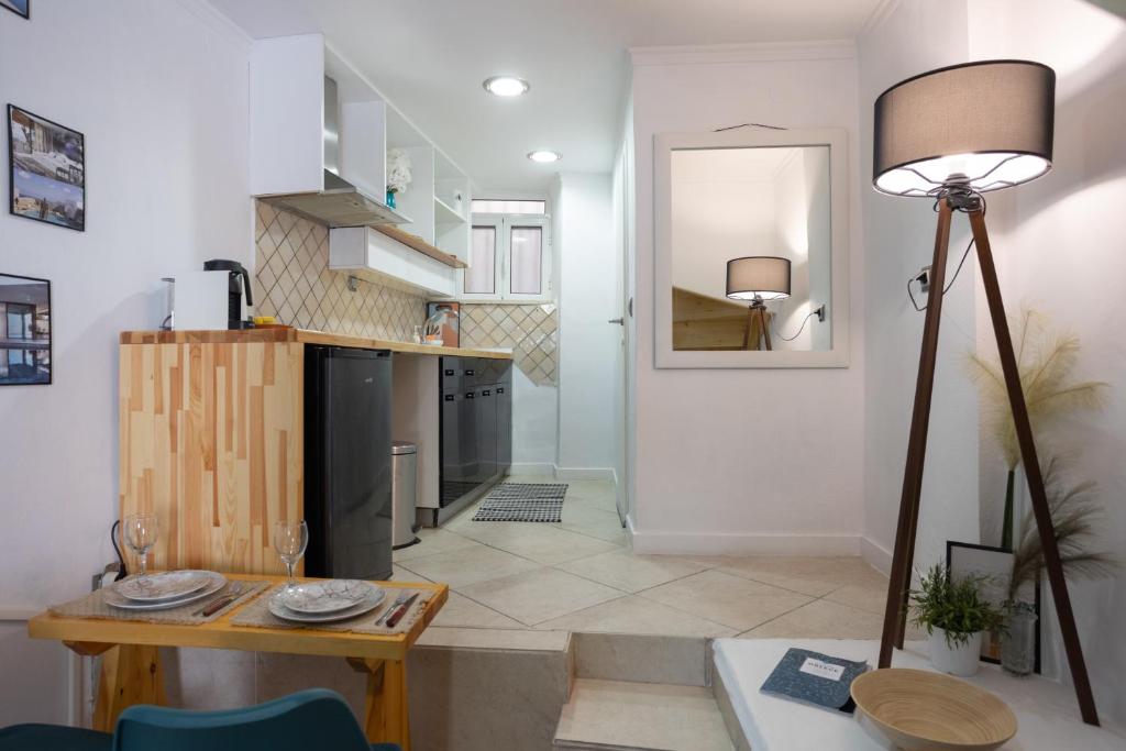 Cozy Loft near Port- Full Kitchen, AC, Parking 4