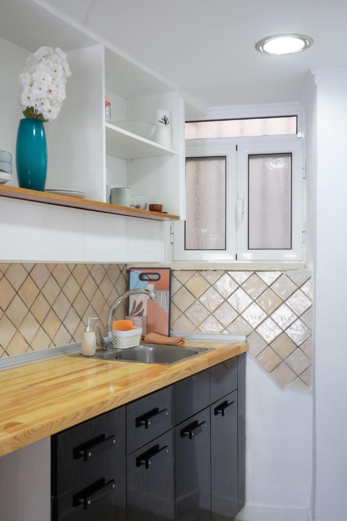 Cozy Loft near Port- Full Kitchen, AC, Parking 3