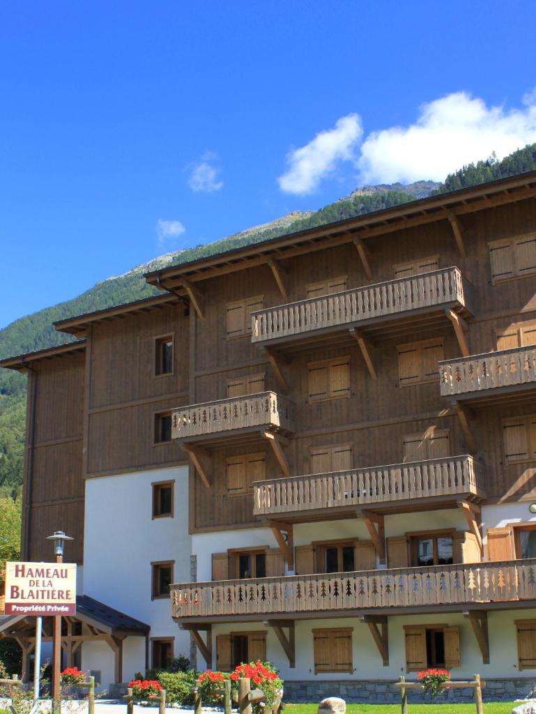 un grand bâtiment avec des balcons sur le côté dans l'établissement Apartment Planards Centre Chamonix foot of the Planards Slopes, à Chamonix-Mont-Blanc