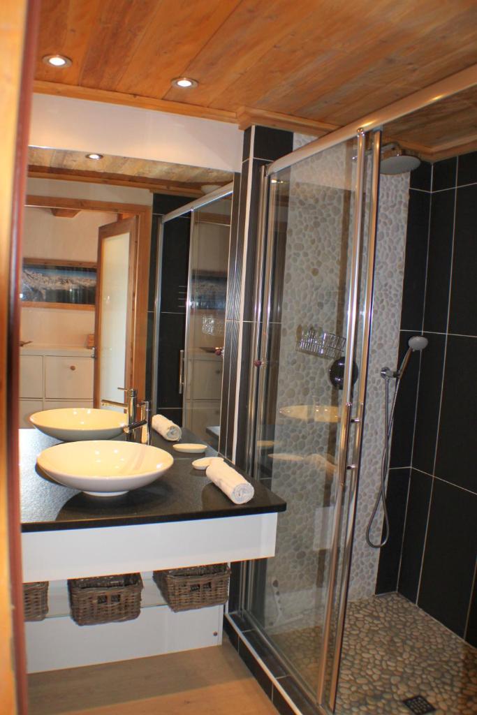 une salle de bain avec deux lavabos et une douche dans l'établissement Apartment Planards Centre Chamonix foot of the Planards Slopes, à Chamonix-Mont-Blanc 37 autres photos