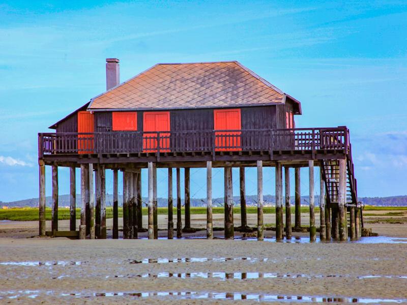 une maison sur une jetée sur la plage dans l'établissement Camping Le Braou - Maeva, à Audenge