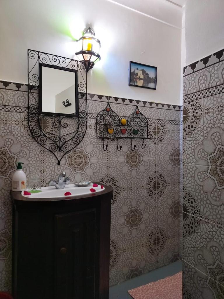 une salle de bain avec un lavabo et un miroir dans l'établissement Riad Jakoura, à Marrakech 37 autres photos