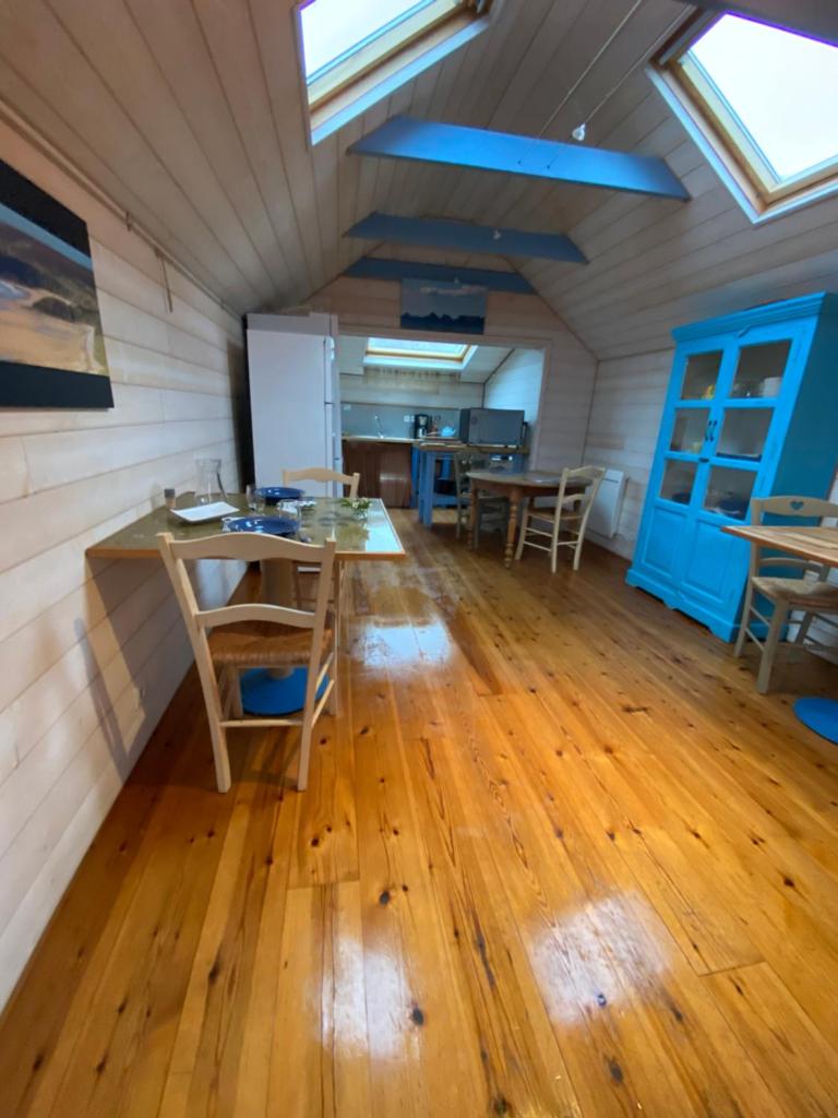 une pièce avec une table et des chaises dans une pièce dans l'établissement La Quille en l'air, à Crozon