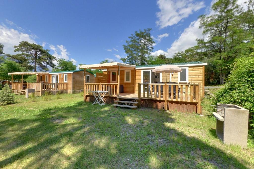 une cabane dans les bois avec une cour dans l'établissement Camping Les Airelles - Maeva, à Baratier 26 autres photos