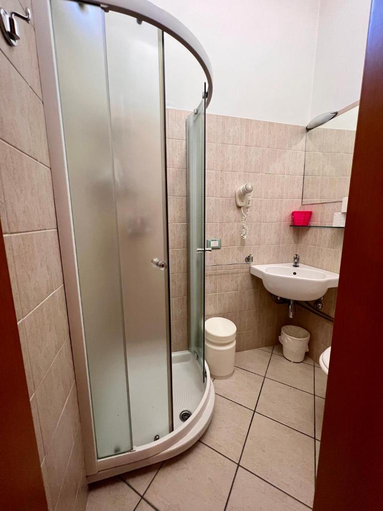 une salle de bain avec douche et lavabo dans l'établissement Hotel Villa Tina, à Cesenatico