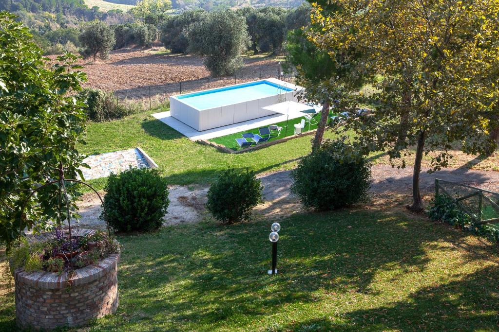 une vue aérienne d'une maison avec piscine dans l'établissement Villa Dell'Arco - Sea View, Private Pool & AirCo, à SantʼElpidio a Mare