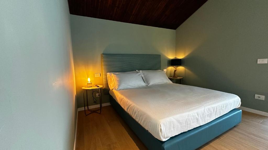 une chambre avec un lit dans une pièce avec deux lampes dans l'établissement Villa Pronti Santarcangelo - Rimini, à Santarcangelo di Romagna