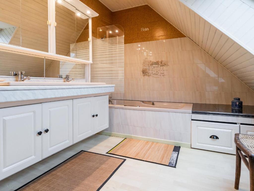 La grande salle de bains est pourvue d'un lavabo et d'une baignoire. dans l'établissement Maison familiale avec piscine chauffée, proche plages et La Baule - FR-1-306-1266, à Saint-Molf