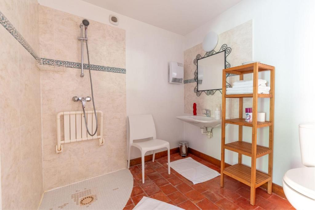 une salle de bain avec douche et lavabo dans l'établissement Gite les oiseaux_A Louvemont avec piscine chauffée, à Louvemont