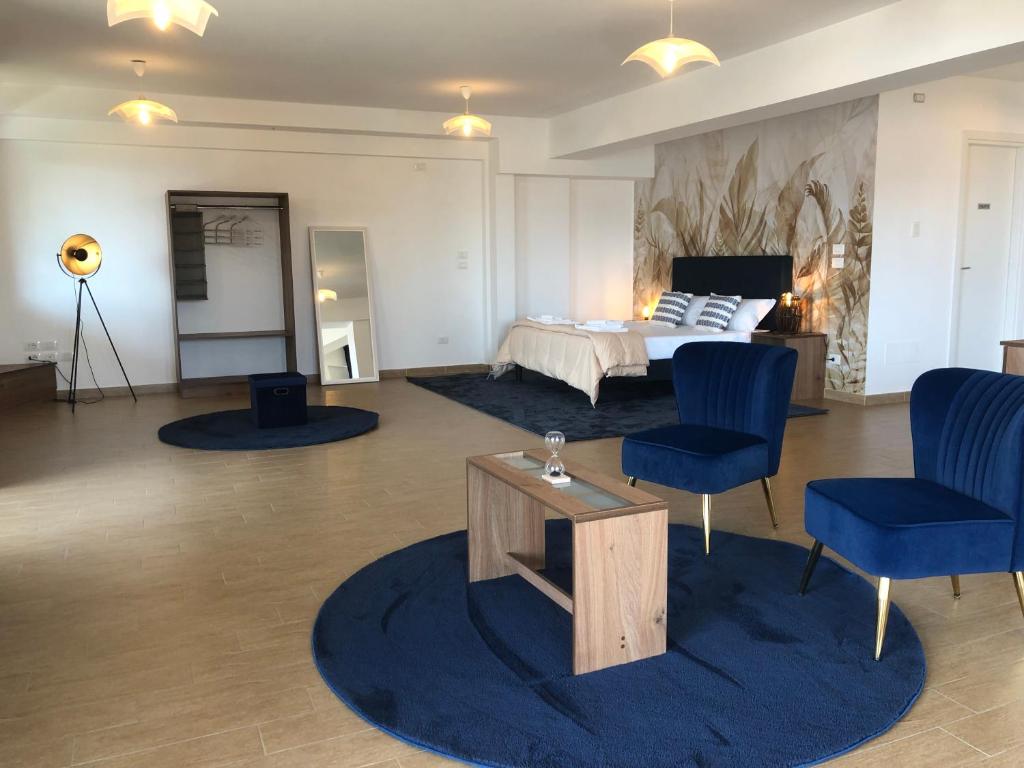 Cette chambre comprend un lit, deux chaises et une table. dans l'établissement Thalassa Suite & Spa, à Reggio de Calabre 77 autres photos