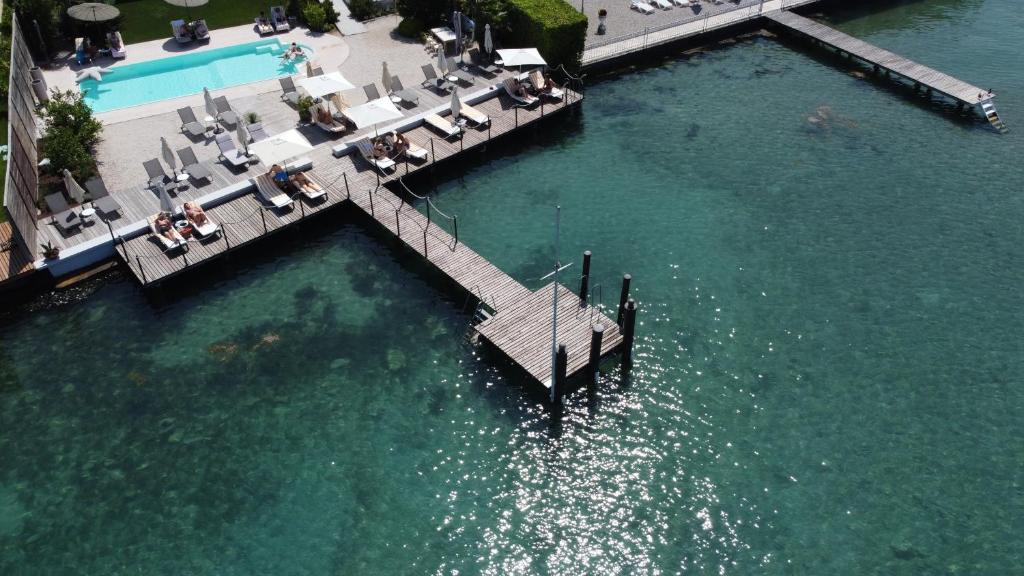 une vue aérienne sur un quai dans l'eau dans l'établissement AQVA Boutique Hotel (Adults Only), à Sirmione
