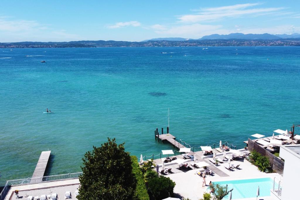 une vue sur une grande étendue d'eau dans l'établissement AQVA Boutique Hotel (Adults Only), à Sirmione 32 autres photos