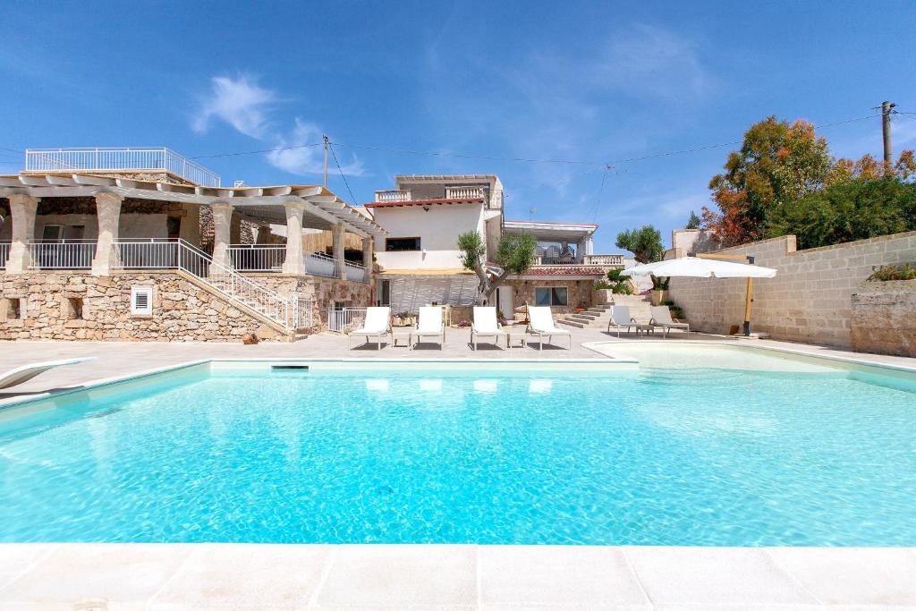 une piscine devant une villa dans l'établissement Muse Salentine, à Santa Maria al Bagno