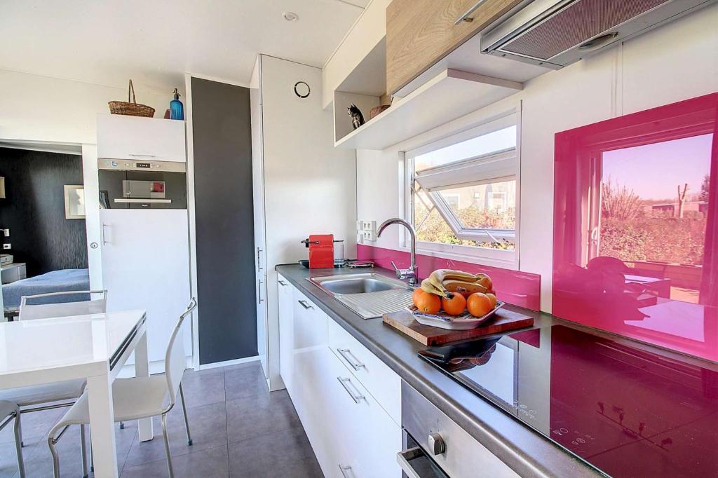 d'une cuisine avec un comptoir, un évier et une fenêtre. dans l'établissement Cottage Premium, camping 5* avec parc aquatique, à Hudimesnil