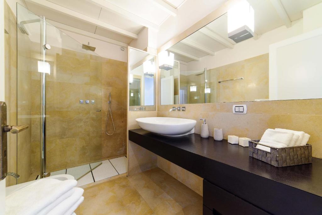une salle de bain avec un lavabo et une douche dans l'établissement Starhost - Villa il Poggio Amalfi Coast with pool, garden and terrace, à Vietri