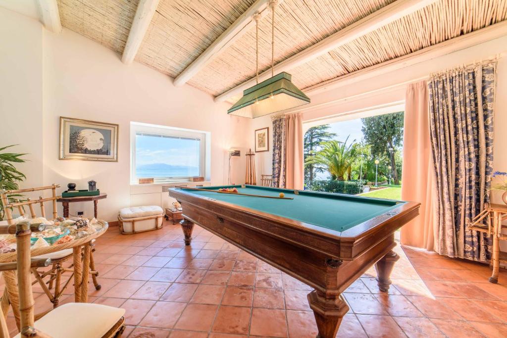 - un billard dans le salon doté d'une grande fenêtre dans l'établissement Starhost - Villa il Poggio Amalfi Coast with pool, garden and terrace, à Vietri