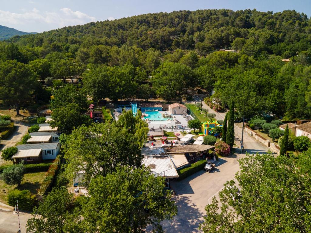 - une vue aérienne sur un parc avec une piscine dans l'établissement Camping Domaine Villa Verde, à Callas