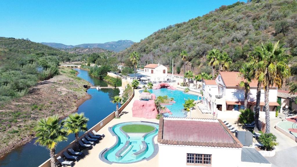 une vue aérienne d'un complexe avec piscine dans l'établissement Camping Agay, à Agay