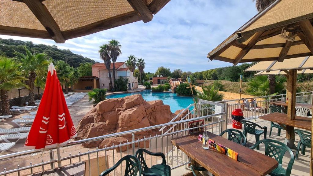 - une vue sur la piscine d'un complexe dans l'établissement Camping Agay, à Agay