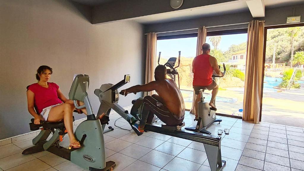 un groupe de personnes faisant de l'exercice sur des tapis de course dans une salle de sport dans l'établissement Camping Agay, à Agay