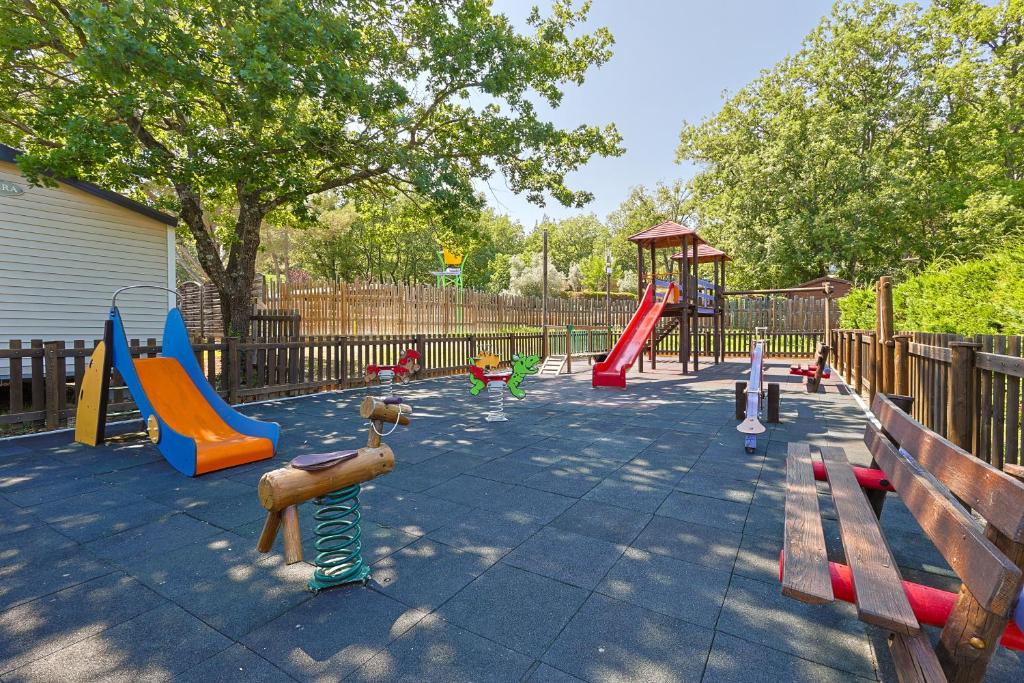 - une aire de jeux avec quelques toboggans dans l'établissement Camping Domaine Villa Verde, à Callas