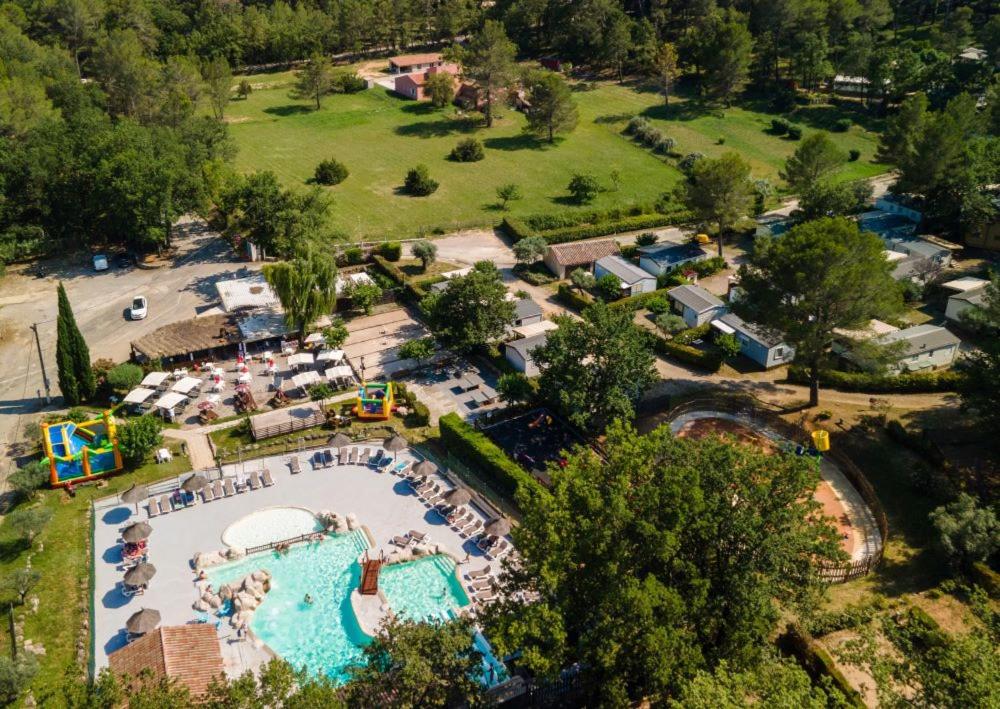 - une vue aérienne sur la piscine d'un parc d'attractions dans l'établissement Camping Domaine Villa Verde, à Callas