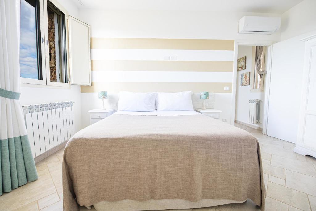 une chambre avec un grand lit dans une pièce dans l'établissement Villa Elisabetta con idromassaggio e area piscina, à Gallipoli