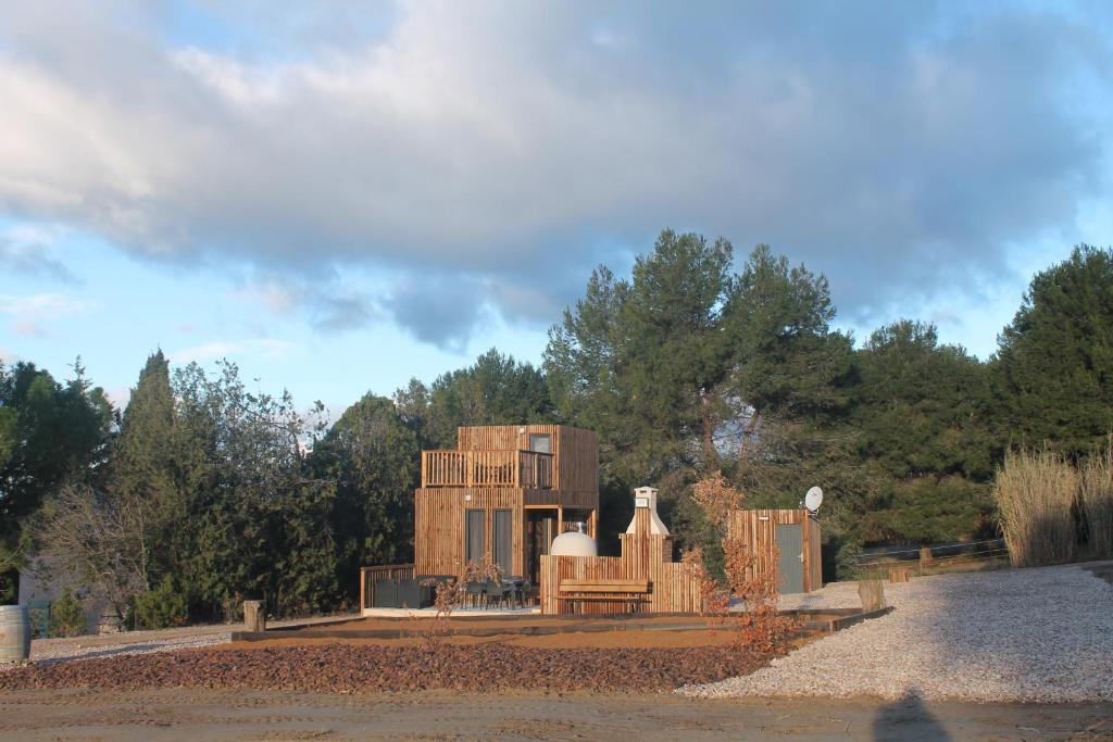 une maison en bois installée au-dessus d'un champ dans l'établissement La Cabanne du Vigné, à Saint-Pargoire