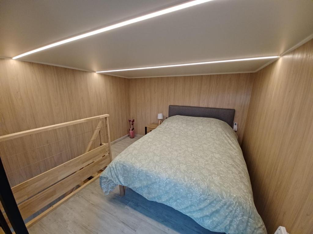 une chambre avec un lit dans une petite pièce dans l'établissement La Cabanne du Vigné, à Saint-Pargoire